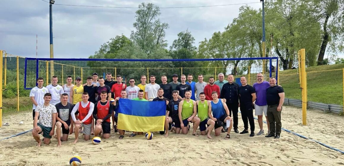 У Надвірній відбулися змагання з пляжного волейболу серед чоловічих команд
