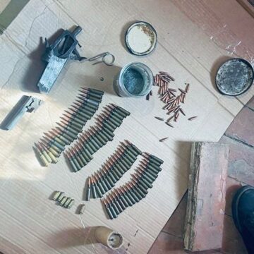 40-річний мешканець Бурштина вдома під підлогою зберігав цілий арсенал зброї