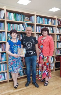 Дмитро Вінтоняк подарував обласній бібліотеці свою першу поетичну збірку
