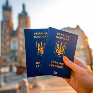 На Прикарпатті зростає попит на оформлення закордонних паспортів