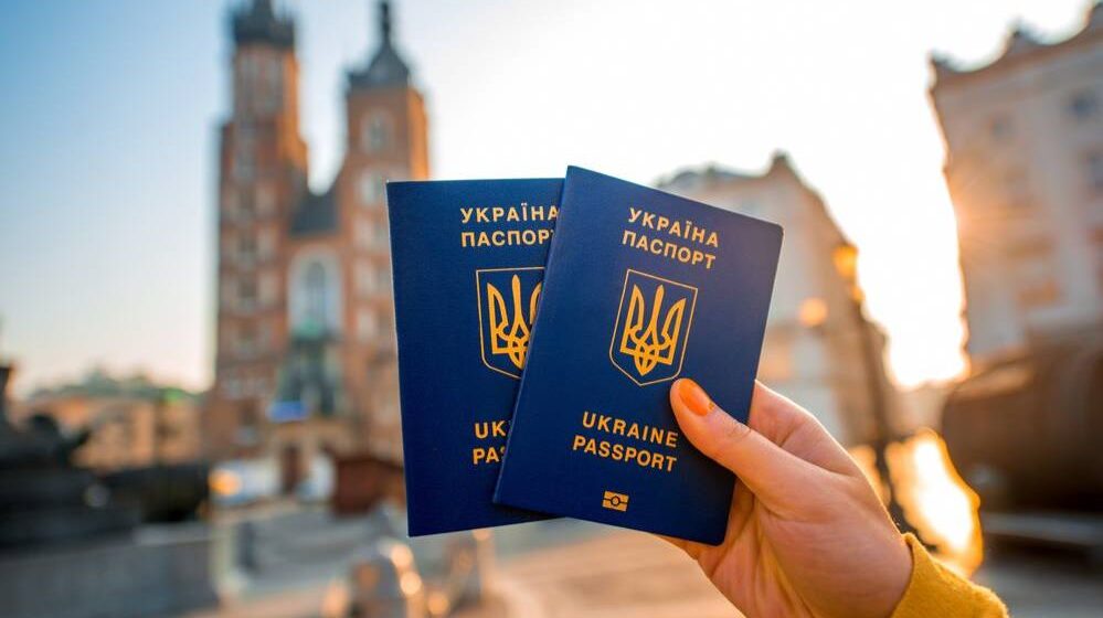 На Прикарпатті зростає попит на оформлення закордонних паспортів