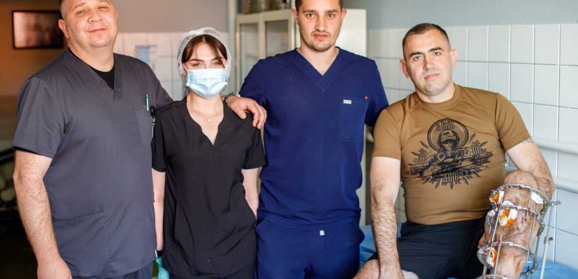 Після поранення забракло 17 сантиметрів кістки: франківські медики успішно ставлять на ноги пораненого воїна