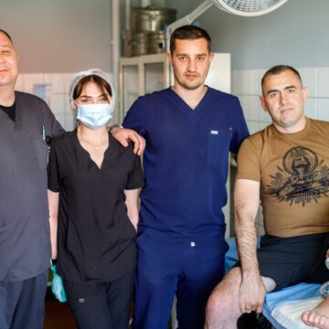Після поранення забракло 17 сантиметрів кістки: франківські медики успішно ставлять на ноги пораненого воїна