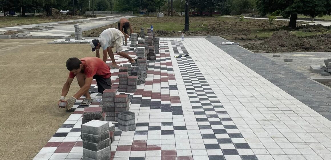 На центральній площі Долини викладають бруківку у вигляді вишиванки (ФОТОФАКТ)