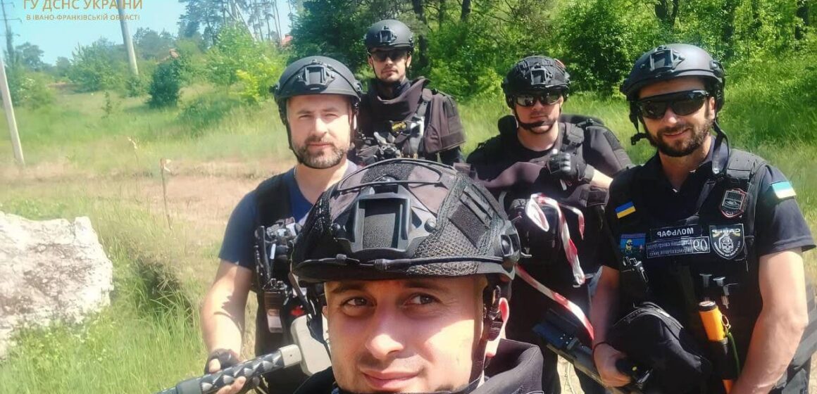 Піротехніки Прикарпаття продовжують розміновувати деокуповані території