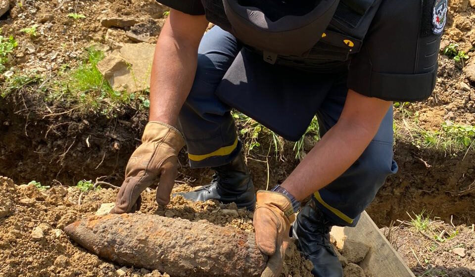 У Делятині піротехніки виявили артилерійський снаряд часів Другої світової війни (ФОТО)