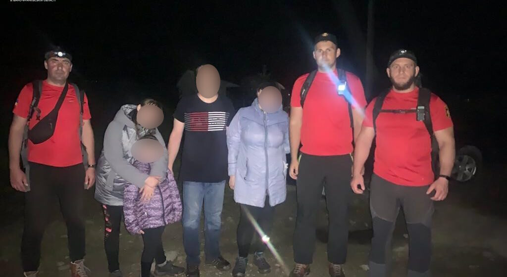 Увечері прикарпатські рятувальники розшукали в горах три групи туристів з дітьми (ФОТО)