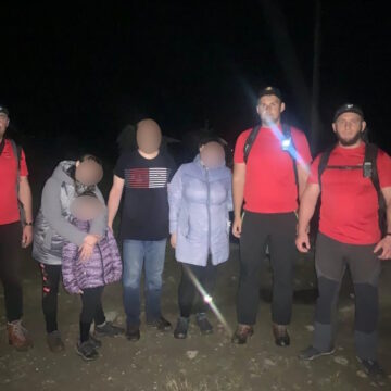 Увечері прикарпатські рятувальники розшукали в горах три групи туристів з дітьми (ФОТО)