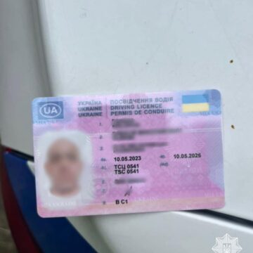 Ще одного керманича з, імовірно, підробленим посвідченням водія виявили прикарпатські патрульні
