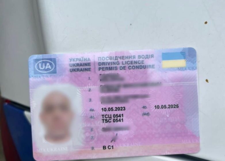 Ще одного керманича з, імовірно, підробленим посвідченням водія виявили прикарпатські патрульні