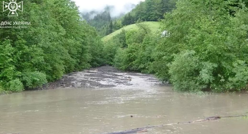 У Калуші внаслідок негоди утворилося провалля