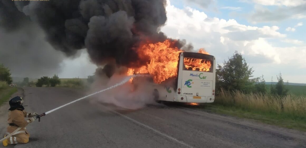 На Тлумаччині під час руху згорів маршрутний автобус