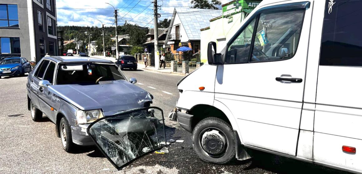 У Делятині внаслідок аварії двоє людей отримали травми