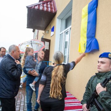 На фасаді Вовчинецької гімназії відкрили пам’ятну дошку загиблому військовому Ігорю Мазуркевичу
