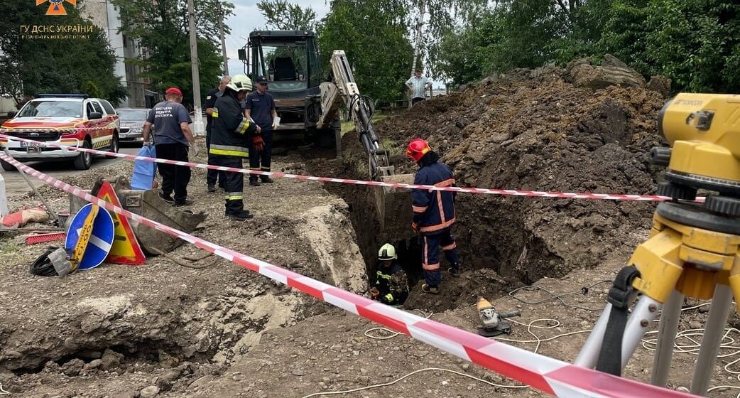 У Коломиї в каналізаційній траншеї засипало чоловіка