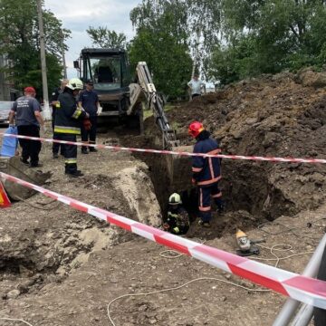 У Коломиї в каналізаційній траншеї засипало чоловіка