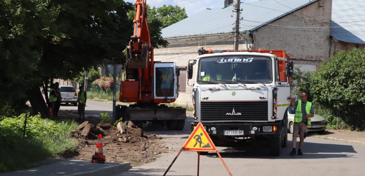 Ще на двох вулицях Коломиї розпочали ремонт тротуарів