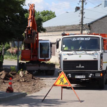 Ще на двох вулицях Коломиї розпочали ремонт тротуарів