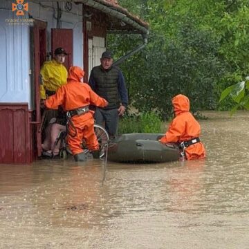 На Прикарпатті підтоплені 55 будинків, 500 дворогосподарств, 120 підвалів та підмито 3,11 км місцевих доріг