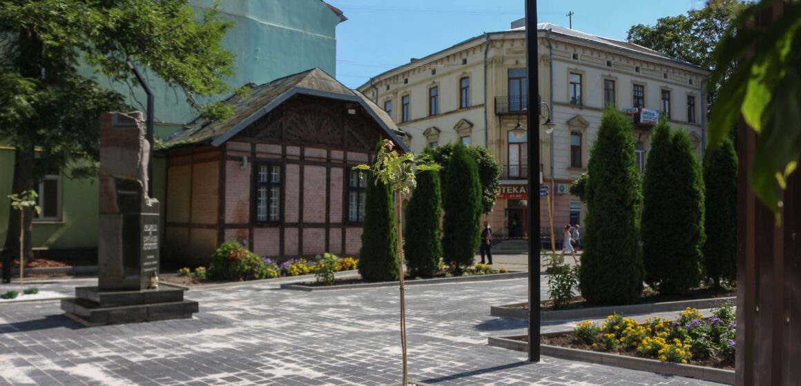 Як у Коломиї оновили один зі скверів (ФОТО)