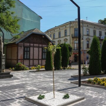 Як у Коломиї оновили один зі скверів (ФОТО) Як у Коломиї оновили один зі скверів (ФОТО)