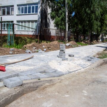 В Івано-Франківську облаштовують тротуари на вулиці Сухомлинського