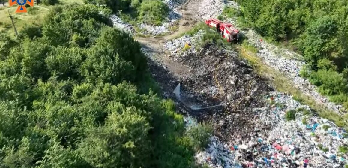 Вогнеборці ліквідували пожежу сміттєзвалища у Ланчині Надвірнянського району