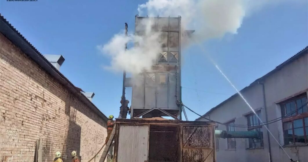 Надзвичайники ліквідували пожежу на одному з підприємств у Коломиї