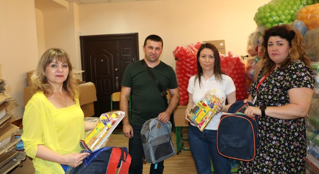 Міжнародна організація планує передати дітям із числа пільгових категорій 800 рюкзаків, а інклюзивним центрам області – 23 набори вартістю 100 тисяч кожен