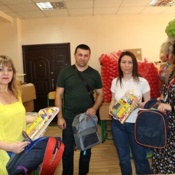 Міжнародна організація планує передати дітям із числа пільгових категорій 800 рюкзаків, а інклюзивним центрам області – 23 набори вартістю 100 тисяч кожен
