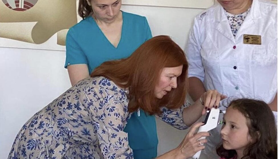 Обласна дитяча лікарня отримала від благодійників безконтактний офтальмологічний тонометр