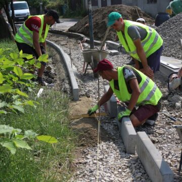 Велике оновлення: у Коломиї влаштовують нові тротуари по всьому місту