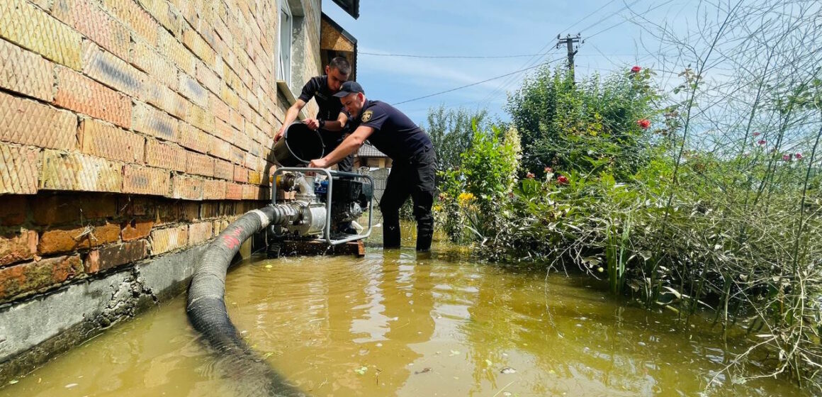 Прикарпатські рятувальники все ще відкачують воду із підтоплених будинків та господарств