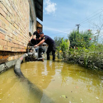 Прикарпатські рятувальники все ще відкачують воду із підтоплених будинків та господарств