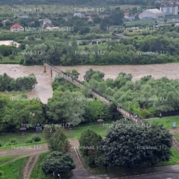В Івано-Франківську внаслідок сильного дощу впала частина пішохідного мосту на Набережній