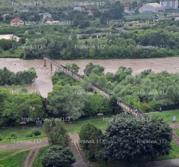 В Івано-Франківську внаслідок сильного дощу впала частина пішохідного мосту на Набережній