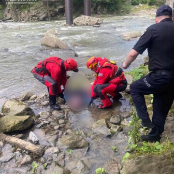 У Яремче в річці потонув чоловік
