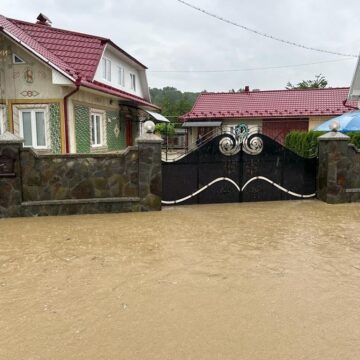 Прикарпатські рятувальники евакуюють людей із підтоплених будинків (ФОТО)