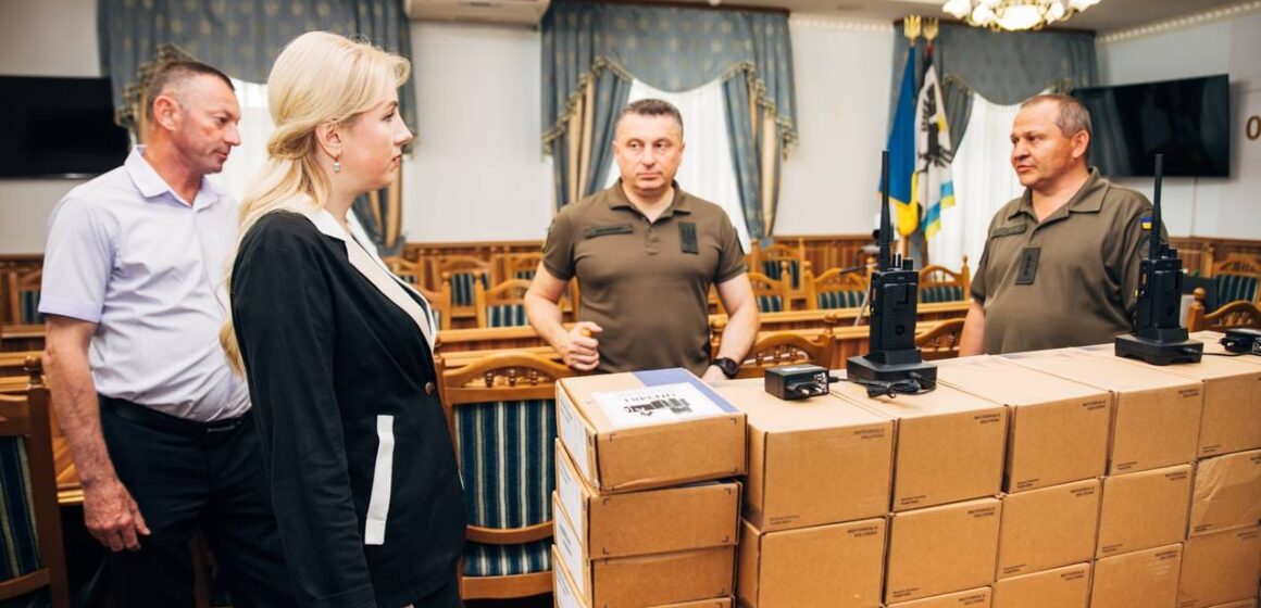 Три десятки засобів зв’язку передали з Прикарпаття військовим Нацгвардії на передовій