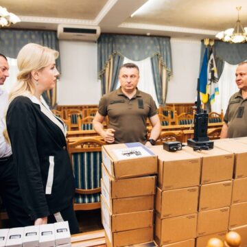 Три десятки засобів зв’язку передали з Прикарпаття військовим Нацгвардії на передовій