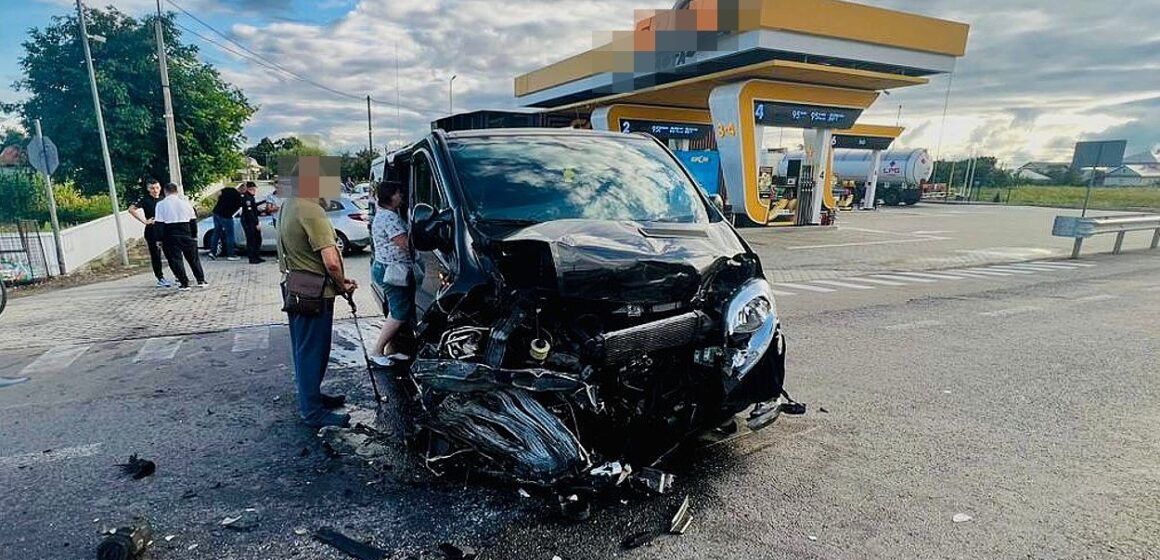 На Снятинщині трапилась аварія за участі трьох автомобілів: травмовані два керманича (ФОТО)