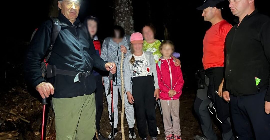 Прикарпатські рятувальники відшукали групу заблукалих туристів в горах