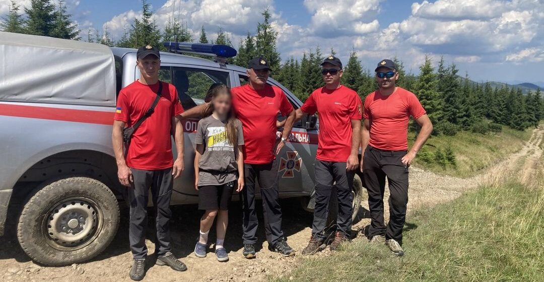 Прикарпатські рятувальники надали допомогу 13-річний дівчинці, яка травмувалась в горах