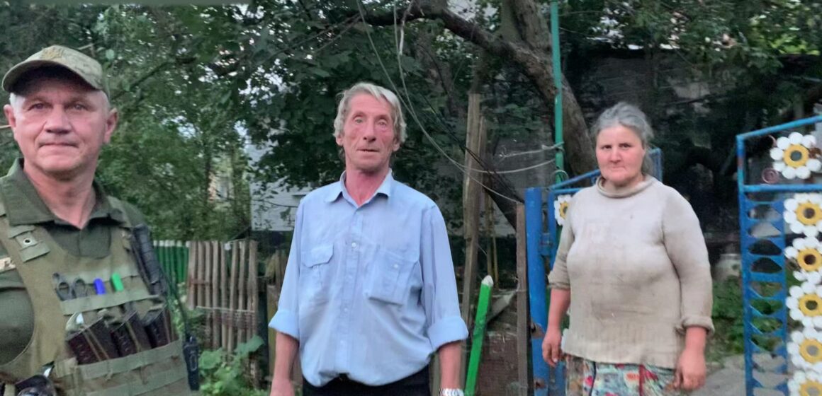 Командир роти 102 бригади піклується про місцевих мешканців зруйнованого росіянами села на лінії фронту