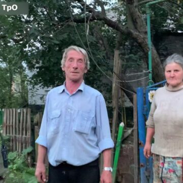 Командир роти 102 бригади піклується про місцевих мешканців зруйнованого росіянами села на лінії фронту