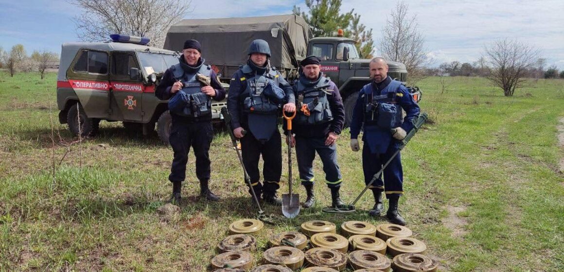 Прикарпатські піротехніки продовжують розміновувати деокуповані території  (ФОТО)