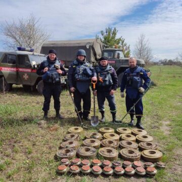 Прикарпатські піротехніки продовжують розміновувати деокуповані території  (ФОТО)
