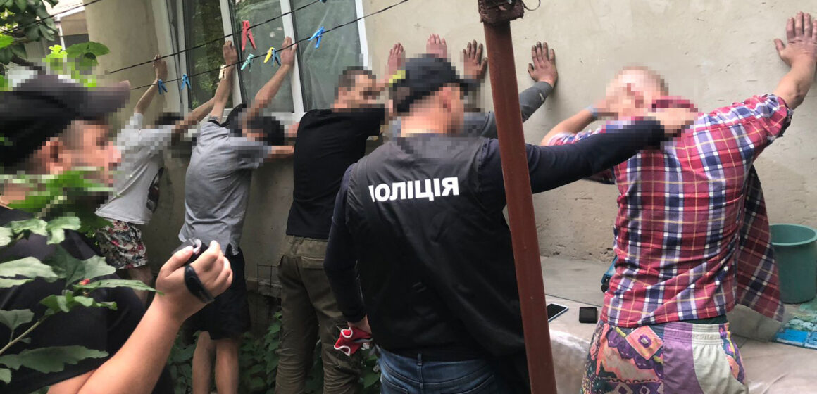Налагодили канал постачання наркотиків до СІЗО: на Прикарпатті викрили злочинне угруповання на чолі зі «смотрящим»