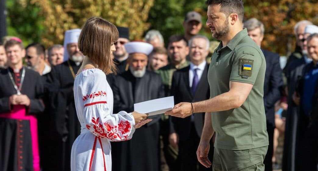 Президент України вручив паспорт громадянки України доньці полеглого прикордонника, яка мешкає в Івано-Франківську