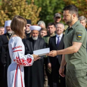 Президент України вручив паспорт громадянки України доньці полеглого прикордонника, яка мешкає в Івано-Франківську